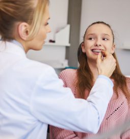 Kiedy nasze dziecko potrzebuje wizyty u lekarza ortodonty?