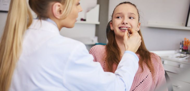 Kiedy nasze dziecko potrzebuje wizyty u lekarza ortodonty?